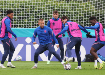 Mason Mount and Ben Chilwell to miss Czech Republic clash after self-isolating