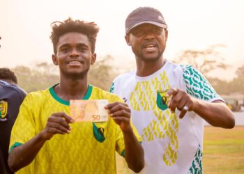 Akwasi Adu Gift’s goalscorer Emmanuel Appau €50 for his performance in the Legon Cities win